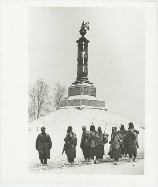Советские воины перед одним из памятников в память об Отечественной войне 1812 года в Тарутино, 21 - 31 января 1942, c. Тарутино