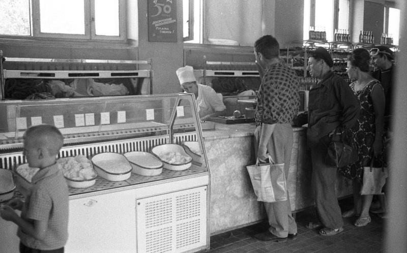 В продуктовом магазине, 1967 год, Волгоградская обл., г. Волжский