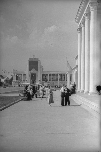 ВСХВ. Около павильона «Ленинград и северо-восток РСФСР», 1939 год, г. Москва