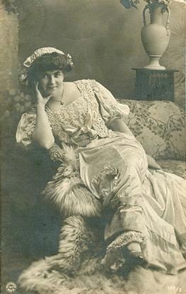 Портрет молодой женщины в кружевном платье, 1907 год