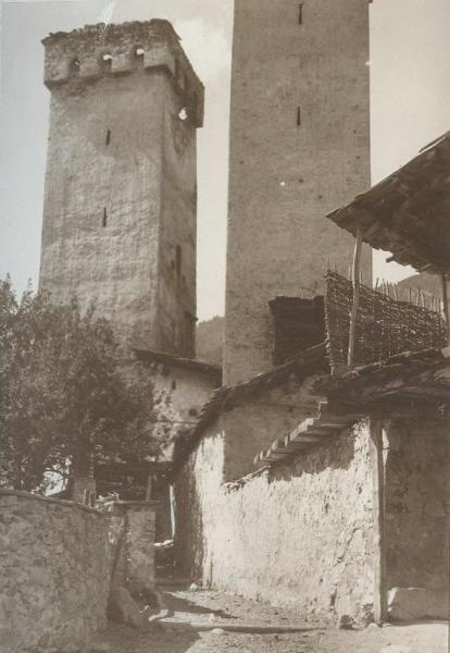 Улица в Местии, 1928 год, Грузинская ССР, Сванетия. Из серии «Типы Сванетии, жилище, быт, культ».