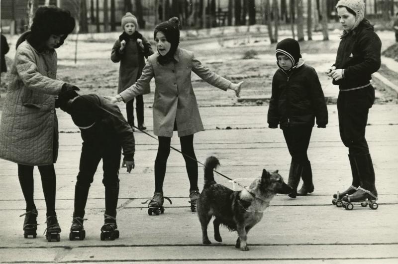 На прогулке, 1972 год. Выставка «Советские дети» с этой фотографией.