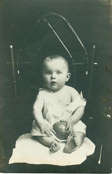 Детский портрет, 1929 год, Уральская обл., Челябинский округ, г. Челябинск. Выставка «Сто лет с самыми маленькими» с этой фотографией.