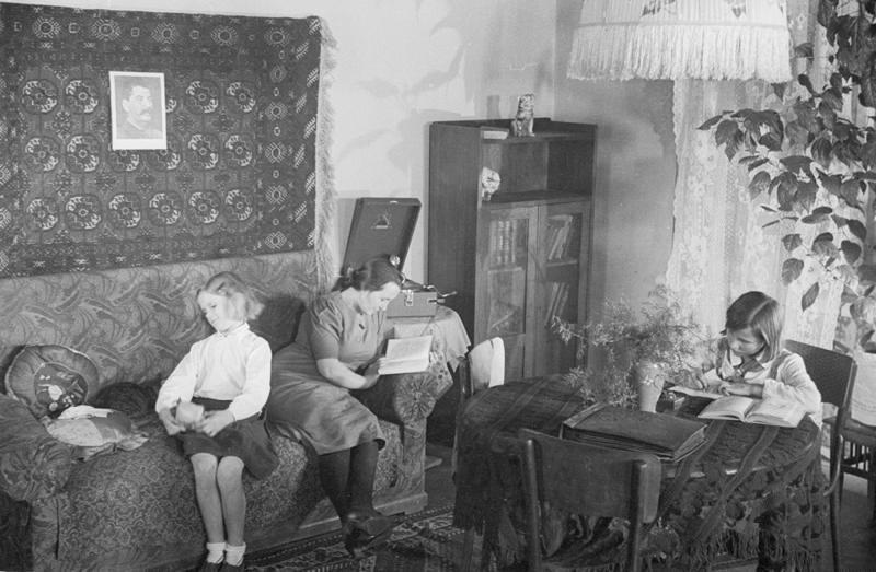 Семья обермастера Паукова, 1937 год, г. Магнитогорск. Выставки&nbsp;«Советский лайфхак: ковер на стене»&nbsp;и «В комнатах» с этой фотографией.&nbsp;