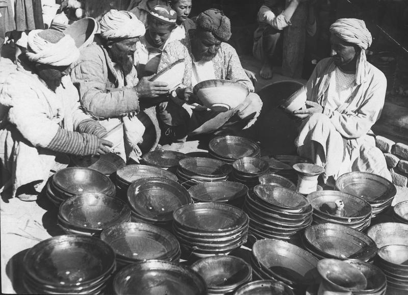 В посудной лавке, 1930-е, Узбекская ССР. Выставки&nbsp;«Рыночные отношения», «Жемчужина в оправе скал» с этой фотографией.