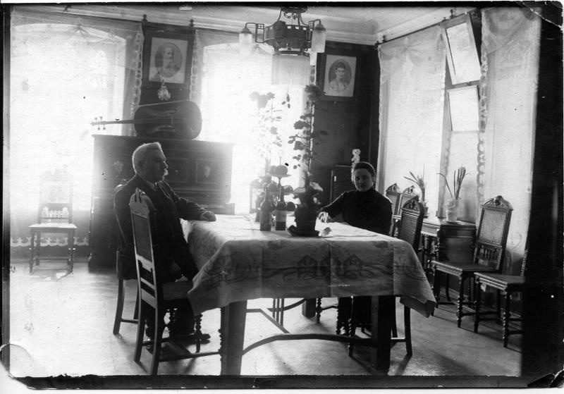 Мужчина и женщина в интерьере комнаты, 1907 - 1918