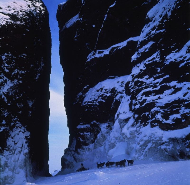 Собачья упряжка у скалы Зуб, 1985 год, Чукотский АО. Видео «Горы» с этой фотографией.&nbsp;