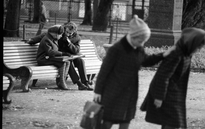 Парень с девушкой на скамейке, 1965 год, г. Ленинград. Сквер у Адмиралтейства.