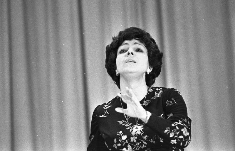 Певица Галина Калинина во время выступления, 1977 год, г. Москва