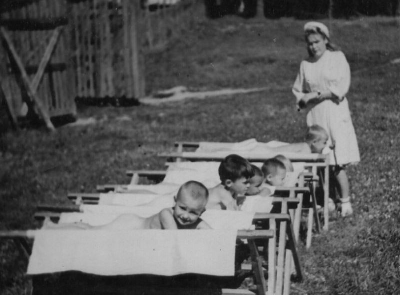 Детский сад № 6: солнечные ванны, 1949 год, г. Череповец. Выставка «Воспитатели XX века» с этой фотографией.&nbsp;