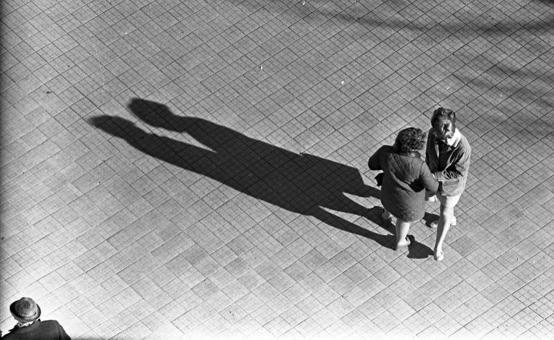 Краснодар. Тени пешеходов, 1971 год, г. Краснодар, Краснодарский край. Выставка «Свет и тени» с этой фотографией.&nbsp;