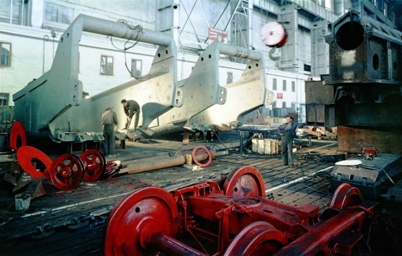 Сборка ковша шагающего экскаватора, 1958 год, Cвердловск. Из серии «Уралмашзавод». Работники завода подготавливают к сборке ковш шагающего экскаватора.