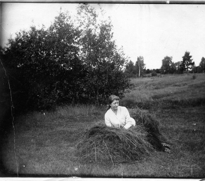 Фотография женщины на сене, 1914 год. Выставка «На сеновал!» с этой фотографией.