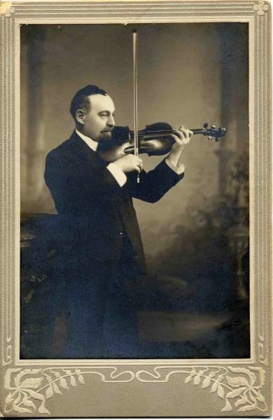 Портрет фотографа Готгарда Августовича Шрейберга со скрипкой, 1908 год, г. Санкт-Петербург