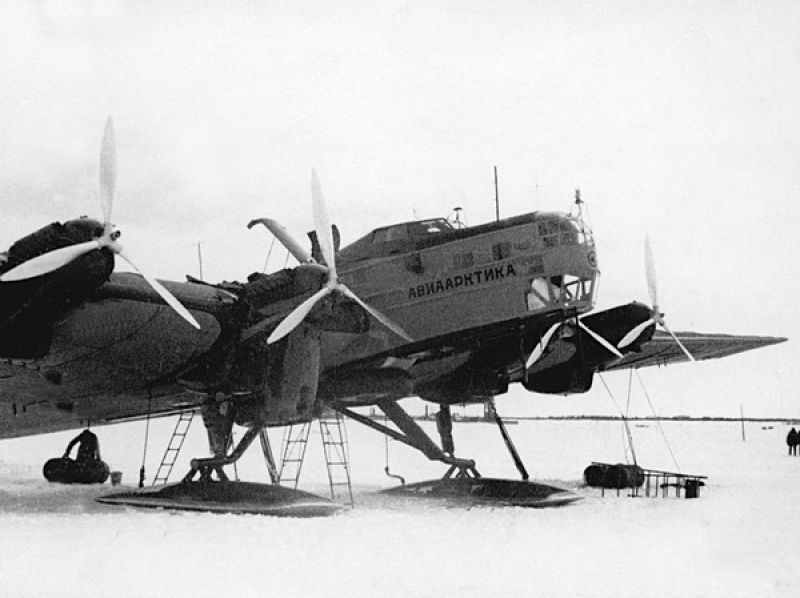 Один из самолетов «АНТ-6», доставивший Первую ВВЭ на лед Северного Ледовитого океана, 1937 год