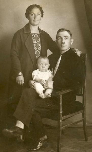 Семья с младенцем, 1925 год