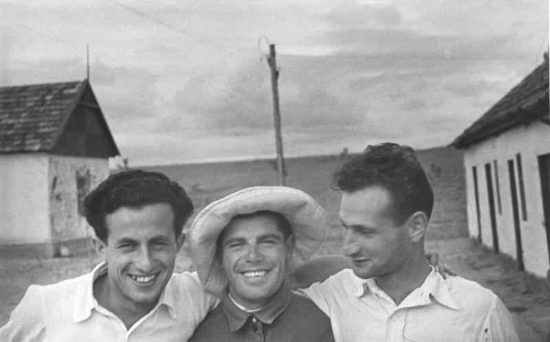 Фотокорреспонденты Марк Марков-Гринберг и Михаил Прехнер с бригадиром комсомольской бригады, 1933 год, Кабардино-Балкарская АО