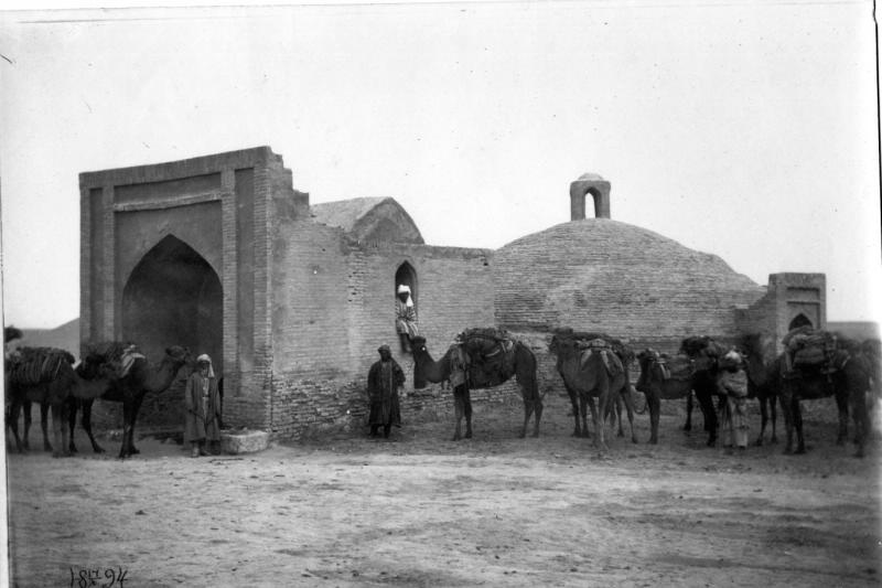 Застроенный источник воды в пустыне, 17 октября 1894, Средняя Азия