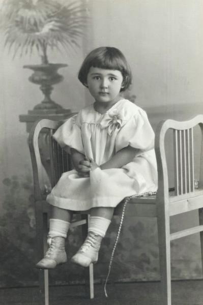 Портрет девочки, сидящей на банкетке, 1916 - 1917, г. Петроград