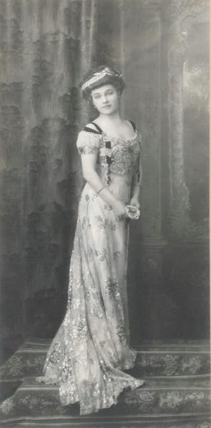 Портрет молодой дамы в бальном платье со шлейфом, 1900 - 1910, г. Санкт-Петербург. Выставка «Женщина Прекрасной эпохи» с этой фотографией.&nbsp;