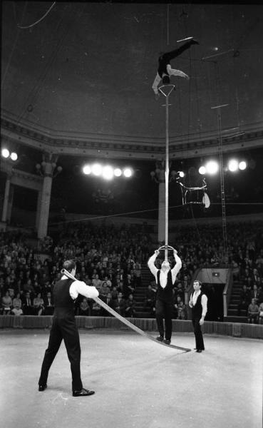 Эквилибристы на першах под руководством Леонида Костюка, 1960-е, г. Москва. Московский цирк на Цветном бульваре.&nbsp;