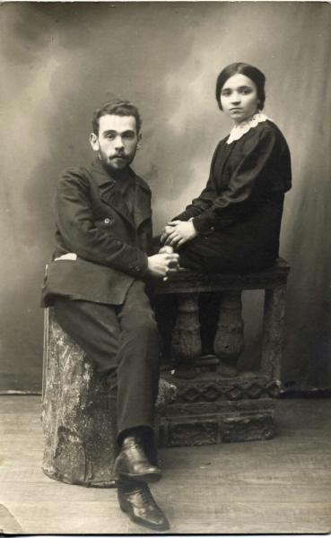 Портрет молодого человека с бородкой и девушки-гимназистки, 1913 год