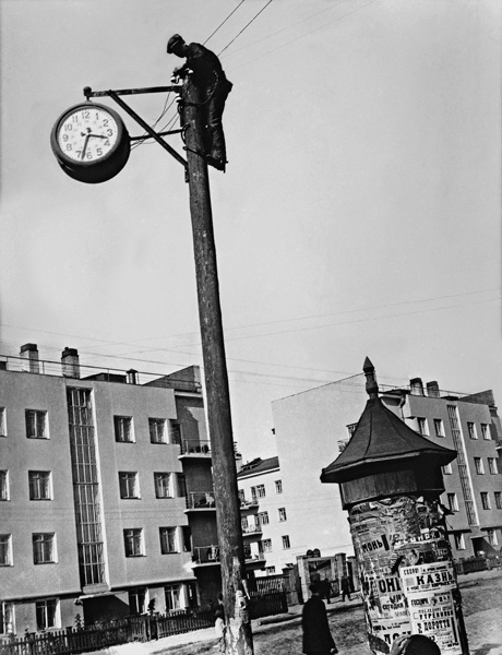 Установка электрических часов на улице Челюскинцев, 1934 год, г. Новосибирск