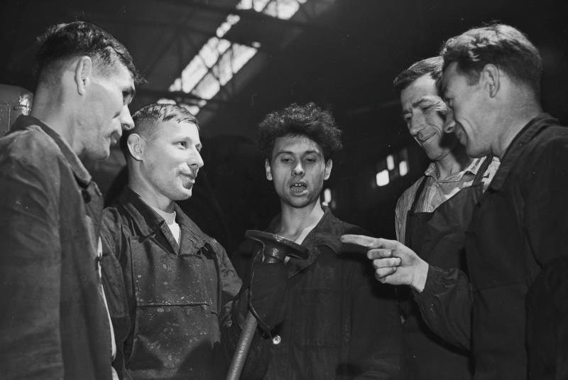 Рабочие в цеху завода, 1955 - 1965