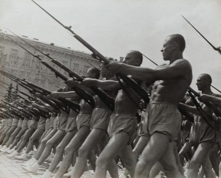Ружья наперевес, 1935 год, г. Москва, Красная пл.. Спортивный парад на Красной площади.