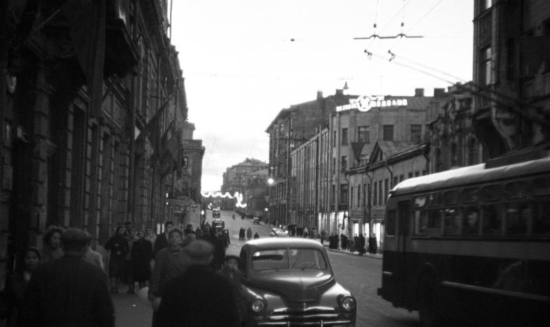 На улице города, 1958 год