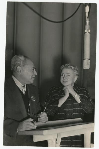 Актеры Лев Свердлин и Валентина Серова в студии звукозаписи, 1957 - 1959. Видео «"Ничего не отменяем. Я буду играть!"» с этой фотографией.