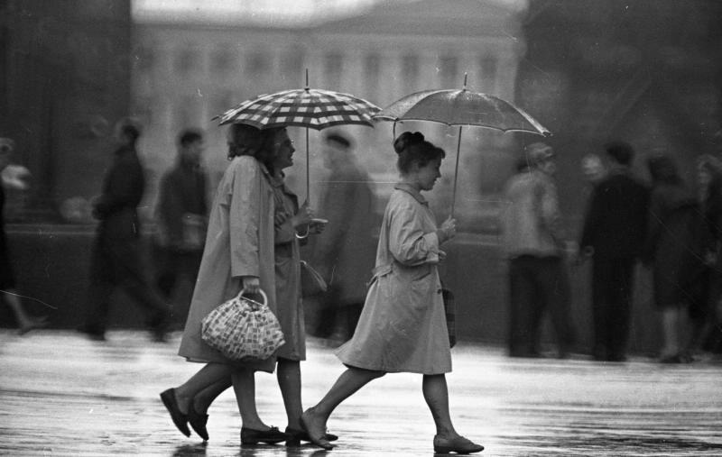 «Под зонтиком», 1960-е, г. Ленинград. Прохожие на Невском проспекте.