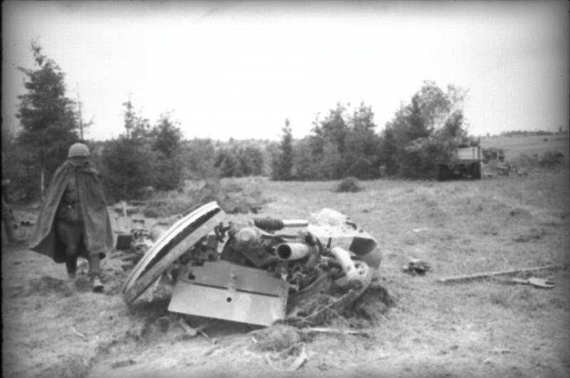 Солдат около разбитого орудия, 1941 - 1945