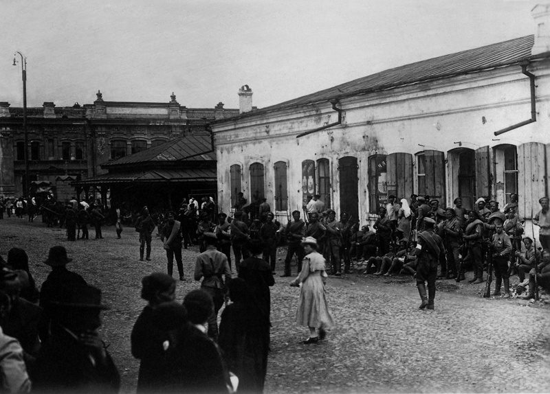 Солдаты армии Колчака на улицах Омска, октябрь 1918, г. Омск. Выставка «Россия в 1918 году» с этой фотографией.