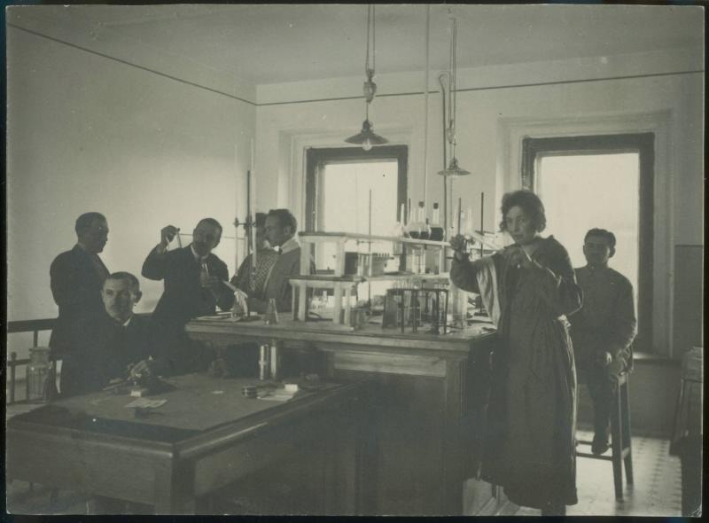 В химической лаборатории фабрики «Освобожденный труд», 1922 - 1923