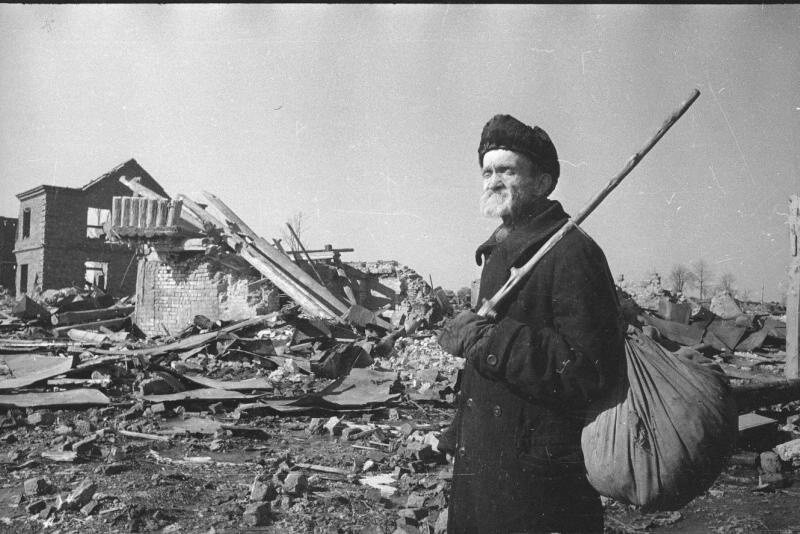 Старик на развалинах своего дома, 1943 год, Смоленская обл., г. Вязьма