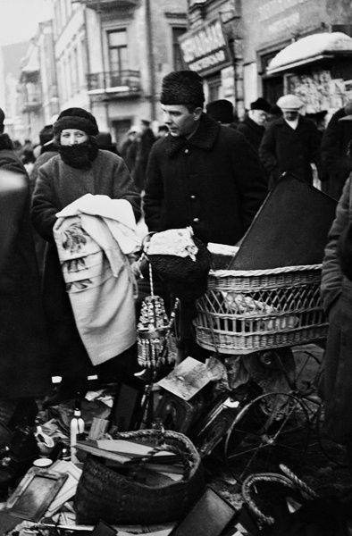 Рынок, январь 1920, г. Москва. Выставка «Рыночные отношения» с этой фотографией.