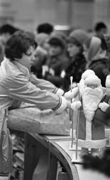 Универмаг «Детский мир». Перед Новым годом, декабрь 1972, г. Москва. Выставки:&nbsp;«Пять минут истории: Советский Новогодний Союз»,&nbsp;«"Детский мир" на Лубянке» с этим снимком.