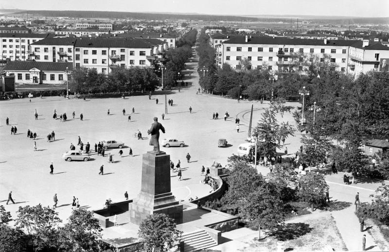 Памятник Серго Орджоникидзе, 1958 год, г. Свердловск, пл. Первой пятилетки. Площадь Первой пятилетки.