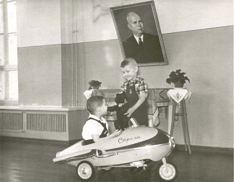 Дети на педальной машине «Стрела», 1962 год, г. Череповец. Выставка «10 лучших: дети за рулем» с этой фотографией.
