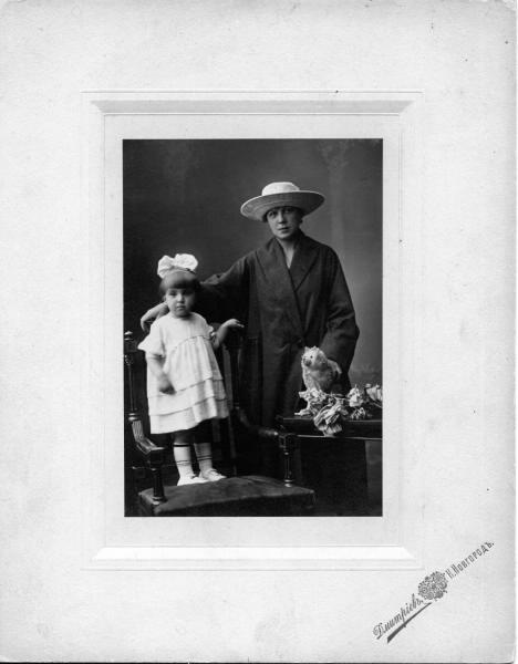 Портрет молодой женщины с девочкой, 1910-е, г. Нижний Новгород