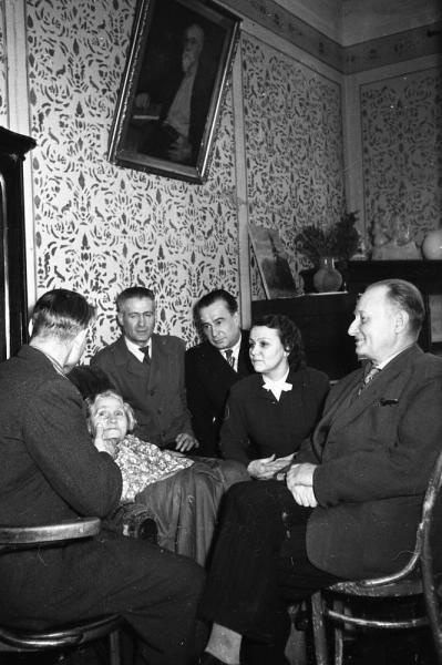 Фото "Артисты цирка в гостях у Натальи Луначарской", 1958 - 1959, г ...