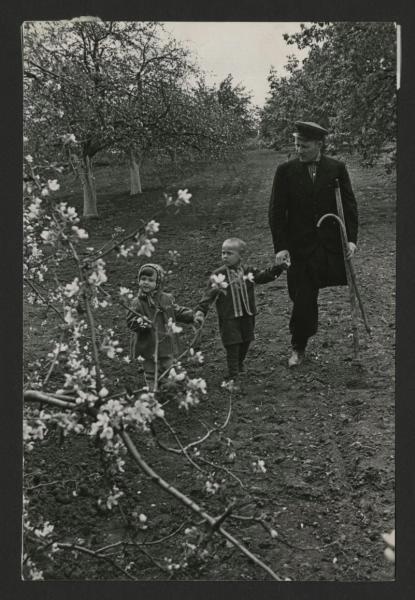 На прогулке в саду, 1930-е