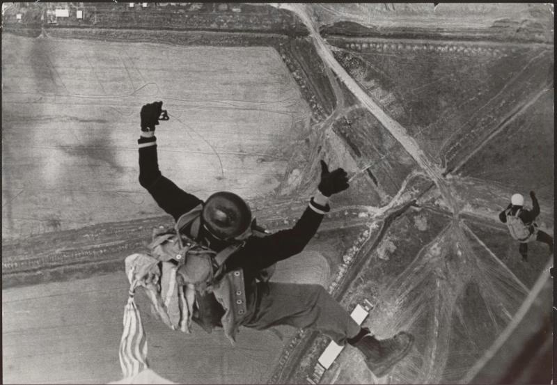 Спортсмены-парашютисты в свободном падении, 1960-е. Выставка «Сверху вид лучше» с этой фотографией.&nbsp;