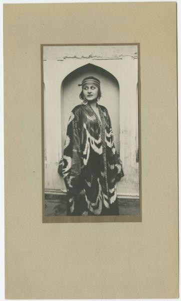 Женщина в восточном костюме, 1930 - 1936