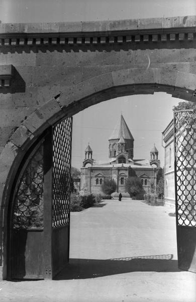 Эчмиадзинский кафедральный собор, 1955 - 1965, Армянская ССР, Эчмиадзин. Собор построен в IV—V вв., считается одним из древнейших христианских соборов в мире.