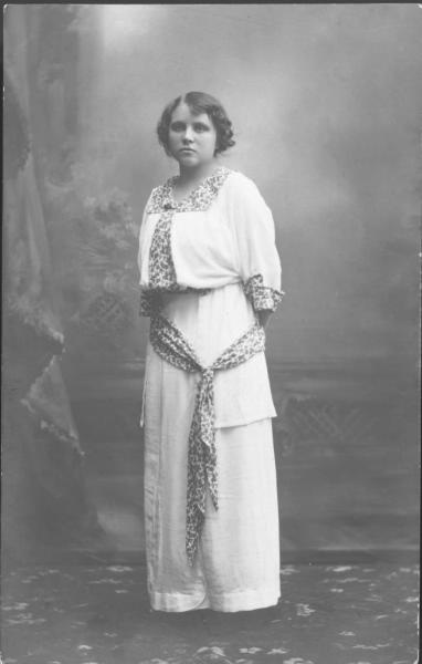 Портрет девушки в светлом платье, 1910 - 1917