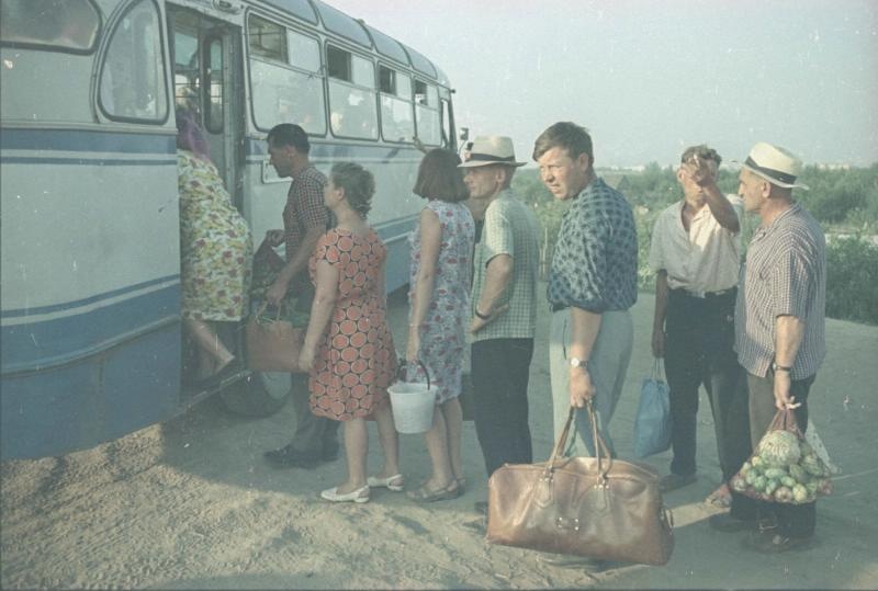 На автобусной остановке, 1967 год, Волгоградская обл., г. Волжский