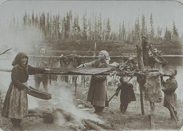 Готовят еду, 1910-е. Из серии «Этнографическая экспедиция по Северу».