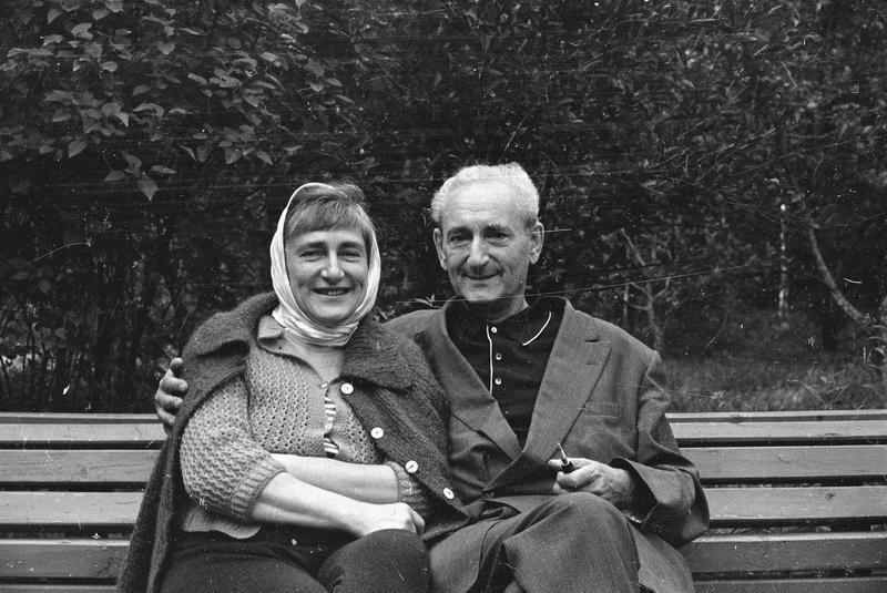 На даче у Тихона Хренникова, 1960-е. Клара Хренникова с братом, фотографом Михаилом Инсаровым.